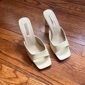 Never worn nude Billini heel